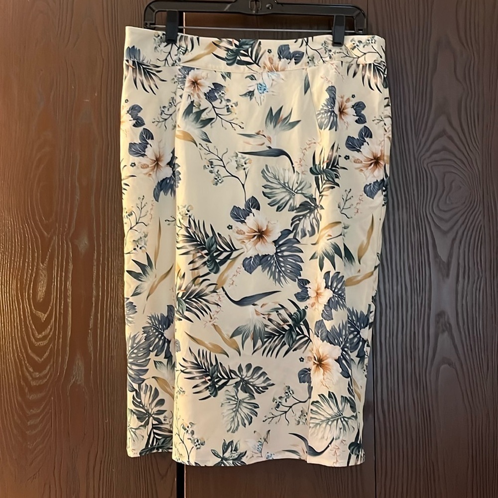 No tag cream colored skirt with Bird of Paradise designed skirt. Size Large.